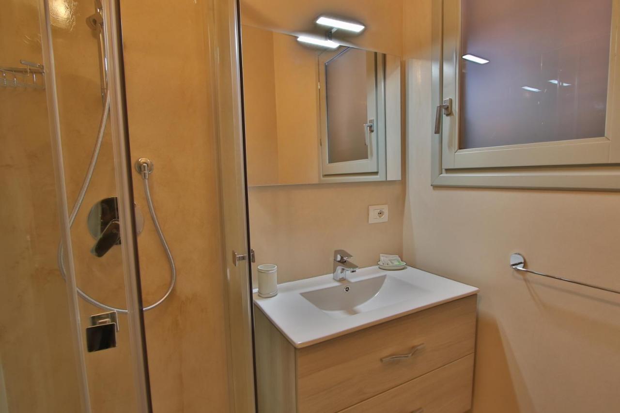 Les Chambres Au Centre San Teodoro  Esterno foto
